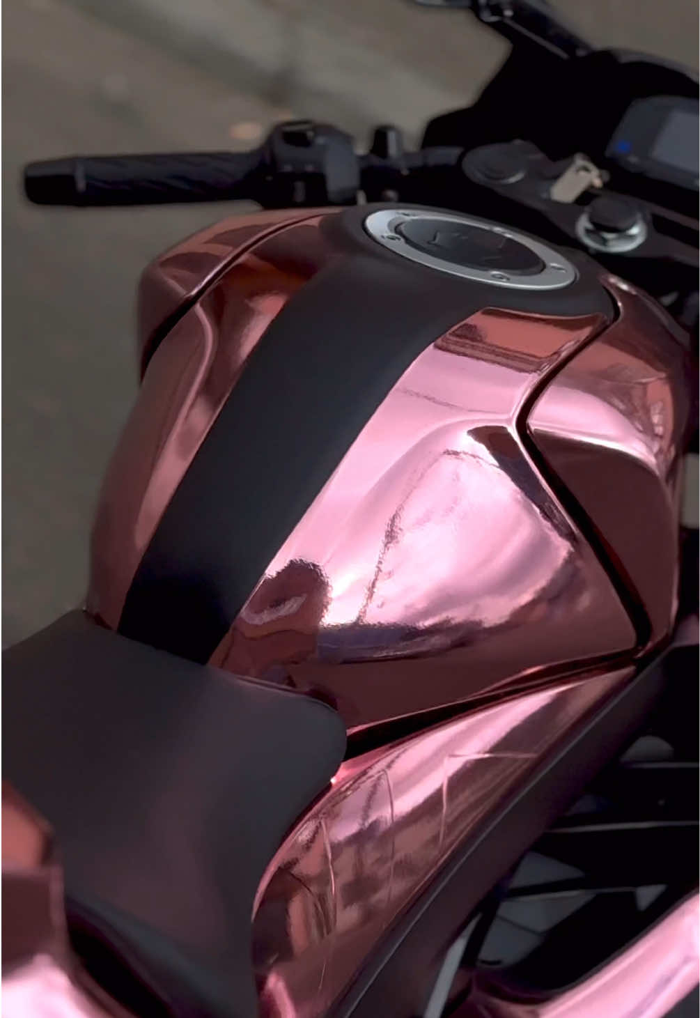 Suzuki GSXR | Oro rosa modificación  Utlizando: Envoltura oro rosa cromado  Cubrimiento PPF para envitar el deterioro del wrap cromado ( los materiales cromados son extremadamente delicados ) Design Dark blanco y negro  #gsxr150 #gsxr150modifikasi #gsxr150indonesia #motocustom #bikergirlsoftiktok #moteras #gixxersf #suzukigsxr #suzukigsxr150 #wrap #wrapped #motodesign #calcomaniaspersonalizadas #calcomaniasparamotos 
