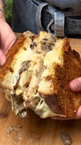 “A veces solo se trata de mirar las cosas con otros ojos , de entender que cambiar no le quita valor a lo que ya era , sino que puedo hacerlo aún más perfecto” Y no solo aplica en reinventar platos de comida ✨🫶🏻 Champiñones gratinados en un sandwich ?  Claro que si  Tan fácil y tan delicioso que será tu nuevo favorito. Saltea cebolla , ajo y champiñones , agrega crema de leche y lonjas de queso mozzarella , deja reducir bastante a fuego bajo , hasta tener una salsa o pasta cremosa .  Las tajadas de pan ponle mantequilla , y queso parmesano para que al dorarlo quede súper crocante , rellena con más queso mozzarella y cuando se haya derretido rellena con la salsa de champiñones 😮‍💨😮‍💨😮‍💨 Te seguro que queda más que brutaaal