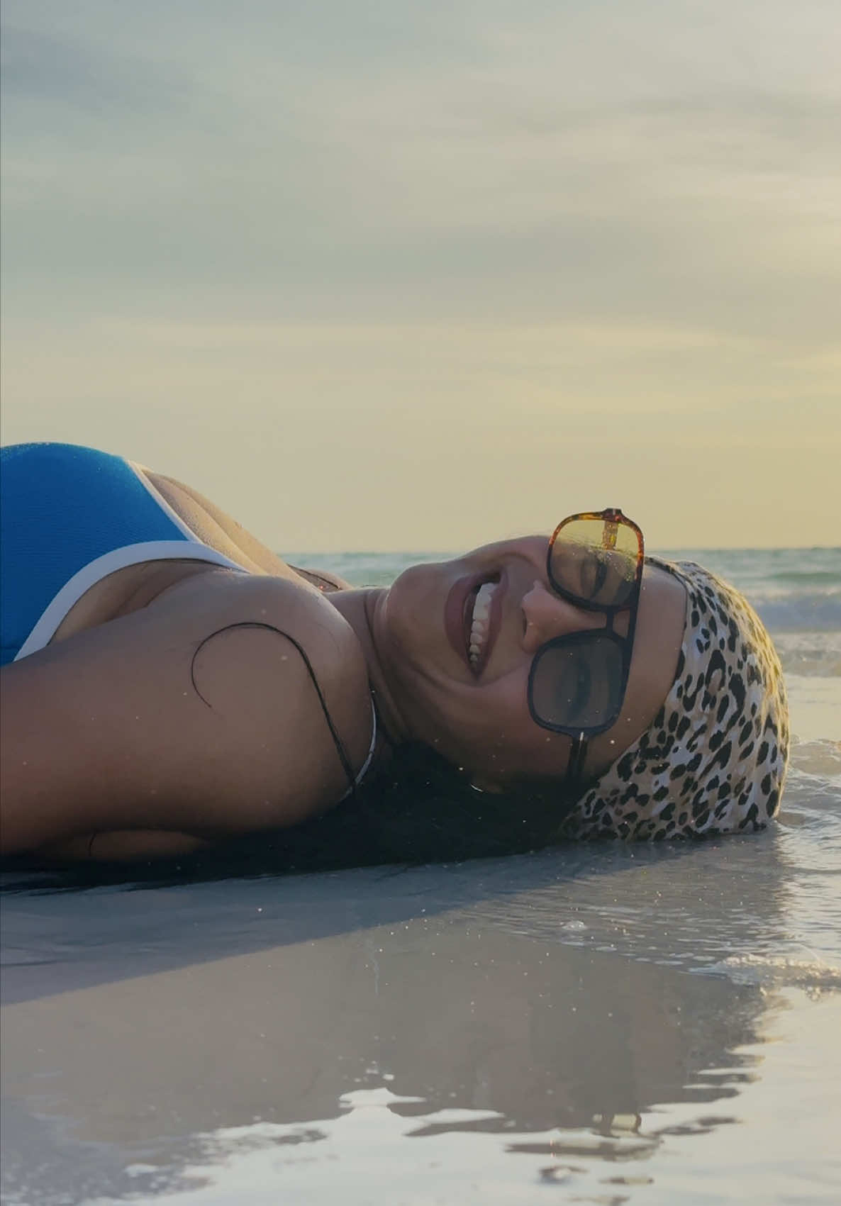 En la playa, hasta los pensamientos se relajan🌊☀️ #beachvibes #beachtherapy #mindfulmoments #pausanecesaria #playa #sarasotaflorida 