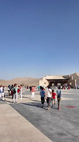 ⛳️ Núi Mingsha và Hồ Bán Nguyệt nằm trong một quần thể sa mạc, cụ thể là sa mạc Gobi ở Đôn Hoàng, Trung Quốc #ninhuynh #nin #travelchina #china 