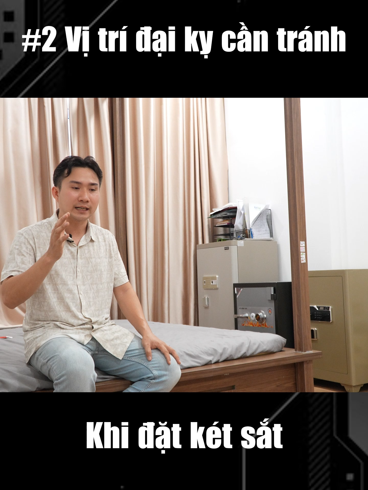 Vị Trí Đại Kỵ Không Nên Để Két Sắt #2 – Tránh Đặt Đối Diện Giường Ngủ Kẻo Mất Tài!  Đây là vị trí đại kỵ số 2 trong loạt video 15 ĐIỀU ĐẠI KỴ PHONG THỦY khi đặt két sắt trong nhà – và rất nhiều người đang vô tình mắc phải!  Két sắt đặt đối diện giường ngủ, đặc biệt là ở vị trí thẳng với đầu giường hoặc chân giường, là một lỗi phong thủy nghiêm trọng.  Theo nguyên lý ngũ hành, két sắt mang năng lượng Kim, nếu đặt sai chỗ sẽ gây ra: - Cảm giác mất ngủ, năng lượng bị chèn ép - Hao tài, mất vận, ảnh hưởng đến cả sức khỏe lẫn tài chính - Gây rối loạn trường khí trong phòng ngủ – nơi cần sự tĩnh và yên bình!  #phongthuyketsat #vitridatketsat