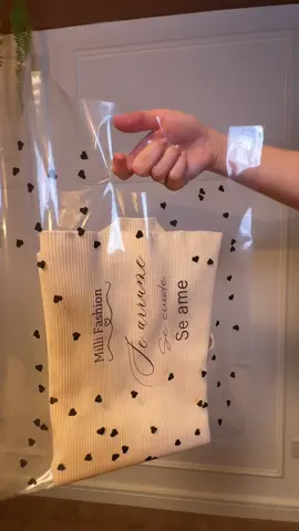 Sacola Alça Vazada Transparente Cristal 30x40 – Maravilhosa em Cada Detalhe! ✨🛍️ Essa é daquelas que encantam no primeiro olhar! A sacola alça vazada 30x40 transparente cristal é perfeita para quem busca uma apresentação sofisticada e funcional nos envios ou entregas presenciais. ✔ Transparente cristal – valoriza o produto à mostra ✔ Alça vazada reforçada ✔ Ideal para kits, brindes e moda em geral ✔ Disponível à pronta entrega Simples, elegante e cheia de personalidade! 💖 #SacolaTransparente #SacolaCristal #AlçaVazada #Sacola30x40 #EmbalagensCriativas #EmbalagensPersonalizadas #EntregaComEstilo #LojaComIdentidade #PequenosNegócios #ModaFeminina #LojaOnline #SacolaChique #Brindes #KitsPersonalizados #EstiloNosDetalhes #MarcaForte #PackagingDesign