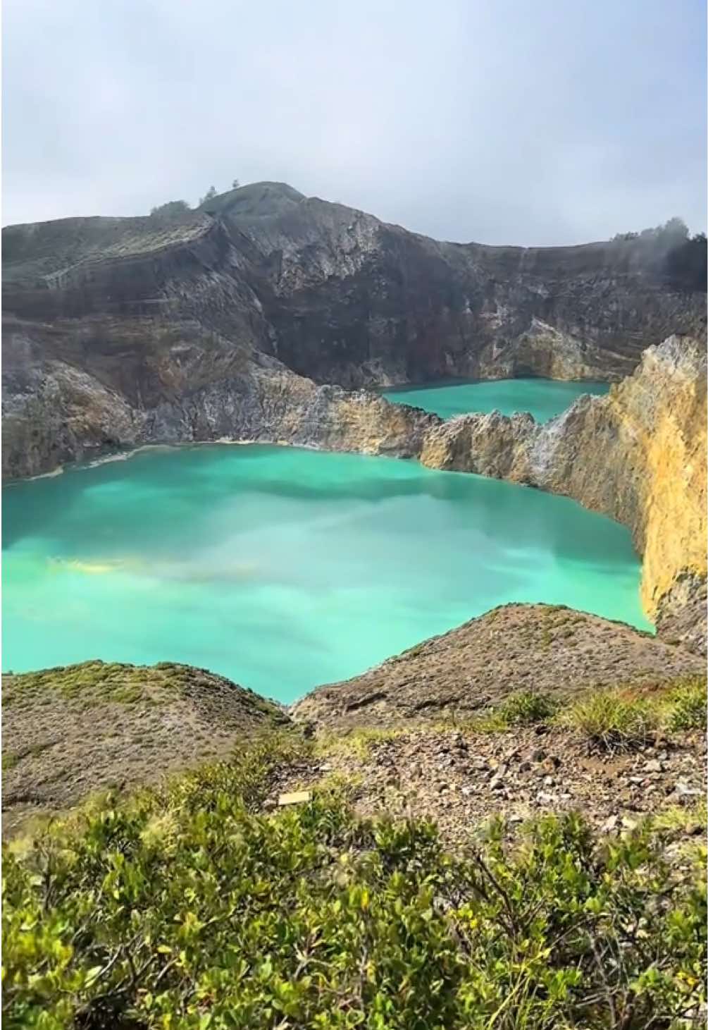 Danau Kelimutu, Ende - Flores.. Salah satu wisata populer di Flores yang sering disebut Danau tiga warna karena warna danau yang sering berubah ubah.. #danaukelimutu #ende #kelimutunationalpark #kelimutu #exploreflores #explorentt  #wisataflores #explore #fypシ゚ #nttpride🏝🔥 #flores #ntt
