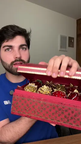 provando a caixa de morango do amor do famoso ‘denilson lima sucrier’ 😋