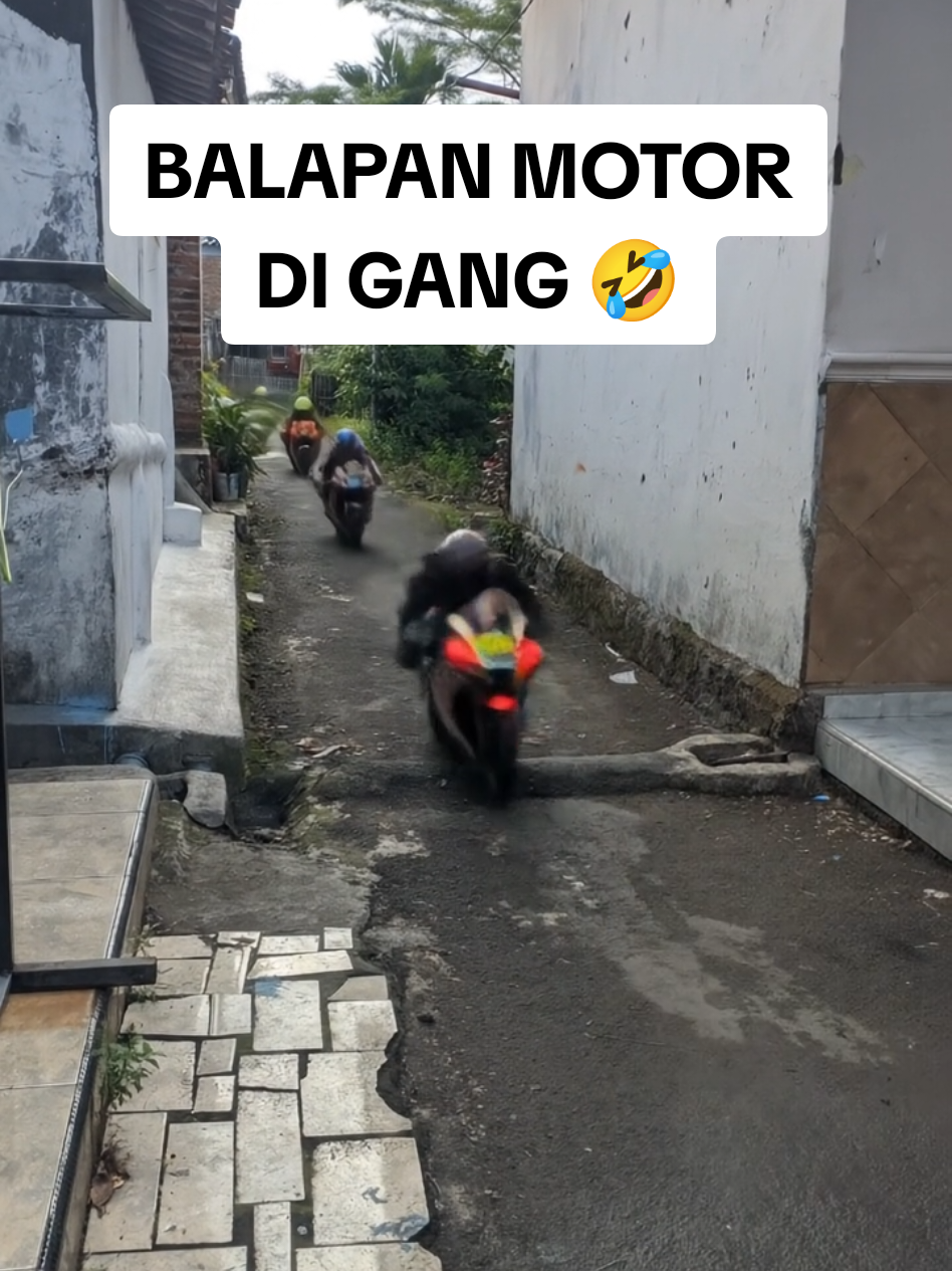 Balapan Motor di Gang Sempit LUCU 🤣 #balapanmotor #motor #lucu_ngakak #viralvideos 