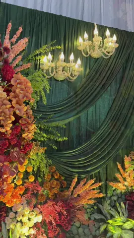 Mewah elegant dg tema Emerald green ditambah rangkaian bunga merah & oranye… sesuai keinginan klien kami 🥰🥰🥰 #dekoremeraldgreen #dekorasikekinian #dekorengagement #hargamurahkualitasmewah #dekortunanganmurah #dekorasimurah #dekorasiterbaru #tukarcincin #pakethemat 