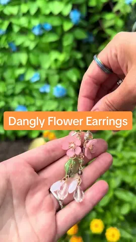 How gorgeous are these flower earrings!  #giftguide  #starcreatorcompetition #TTSlevelup #TTSDelightnow #tiktokshoprestock #tiktokshopcreatorpicks #summerturnuphome #tiktokshopunboxing #tiktokshopsummerturnup #SuperBrandDay #tiktokshopsuperbrandday #lovemyhome #tiktokshopbacktoschool #backtoschool 