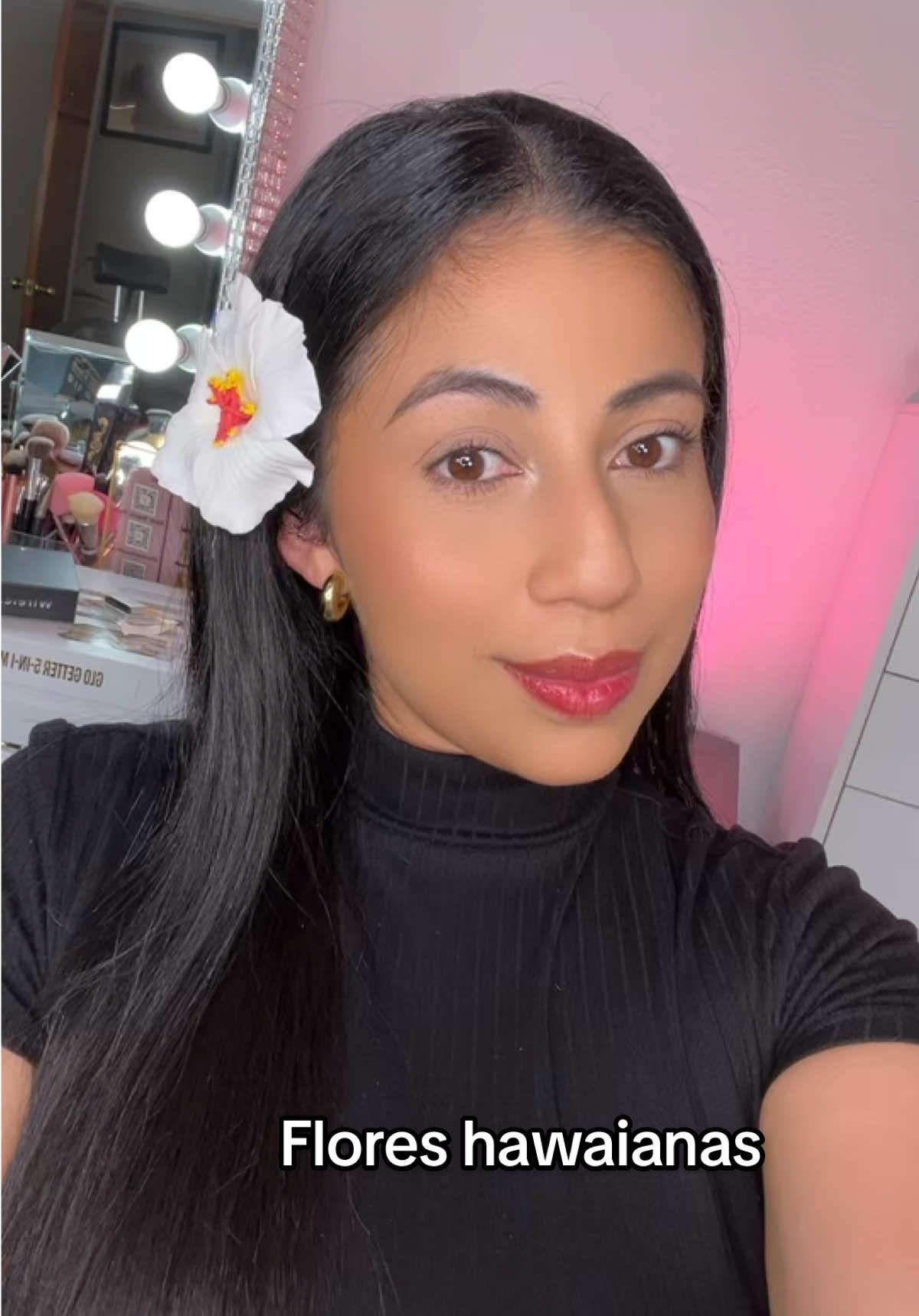 Por fin tienes tu accesorio favorito para el verano 🌺🏝️ Las flores hawaianas que están en tendencia.. Tenía días buscando estas hermosas flores y por fin las encontré 😍 #accesorioscabello #floreshawaianas #summeraccessories #accesoriosverano #ganchosdecabello #hairstyles #cabello 