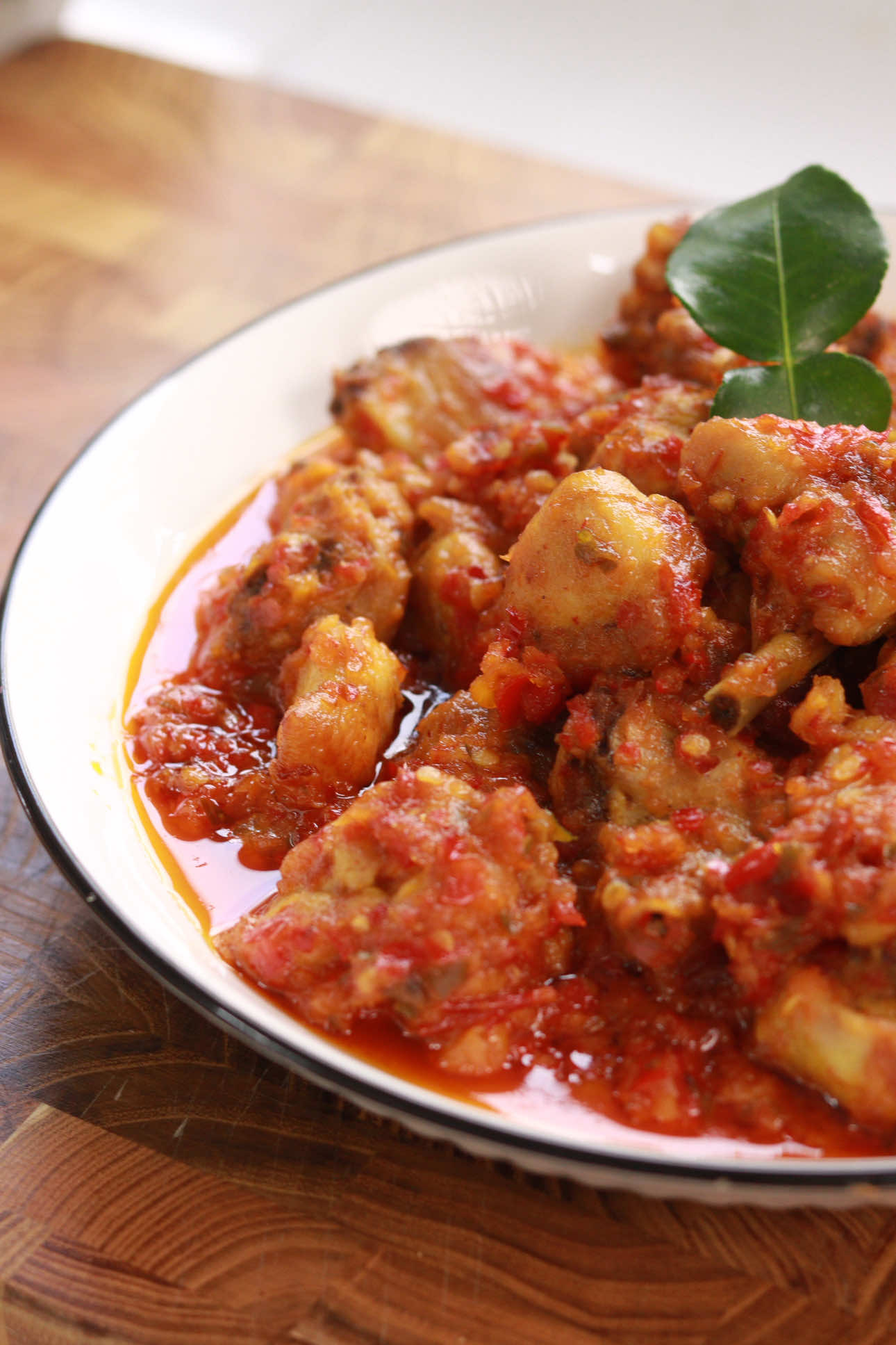 Siapa yg diet tolong JANGAN try 😭 Ayam Masak Thai Tempoyak Kalau korang ada tempoyak, korang kena try resepi ni. Serius sedap sangat especially gabungan tempoyak dengan Sos Cili Thai ADABI ni. Gabungan rasa masam tempoyak dengan masam manis sos ni memang ngam habis! @Adabi E Mall  Resepi: 600 g ayam (disalut garam dan kunyit) 2 biji bawang besar 2 ulas bawang putih 4 biji cili merah 8-10 biji cili api thai merah/hijau 2 sudu makan sos tiram 2 - 3 sudu makan Sos Cili Thai ADABI 2 sudu makan tempoyak sedikit garam sedikit air perahan limau nipis ……………………………………………………… 600 g chicken (coated with salt and turmeric) 2 large onions 2 cloves garlic 4 red chilies 8–10 Thai bird’s eye chilies (red/green) 2 tablespoons oyster sauce 2–3 tablespoons ADABI Thai Chili Sauce 2 tablespoons tempoyak (fermented durian) a pinch of salt a little lime juice #SosCiliThaiAdabi #MudahDenganAdabi #CitarasaThai #AdabiUntukSemua