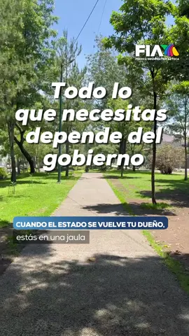 Cuando el Estado te da todo... ¿también te puede quitar todo? ¿Y si te dijeran que todo lo que necesitas depende del Gobierno? Tus medicinas, tu casa, tu trabajo e incluso tu libertad de opinar.  Al principio suena bien, pero cuando el Estado controla todo, también puede quitártelo. Esto no es teoría, es realidad en países donde lo público se come a lo privado y la crítica se castiga.  ¿Vale la pena entregar todo al Estado con la esperanza de que nunca te falle? Es la #OpiniónFIA de @Nina Andrade  #FIA #AztecaNoticias #News #TikTokInforma 