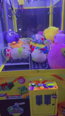 Tình yêu ấy – không cần em phải biết, Chỉ cần em cười, là anh đã đủ mơ.  Cất riêng cho em – không cần lời đáp, Chỉ cần là em… thế là đủ mềm tim.#yêukhongdamnoithanhloi 