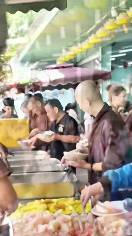 Ăn chay để tránh sát sanh, ăn chay cho tâm thanh tịnh, cho đời cường thịnh, hoá kiếp u minh.