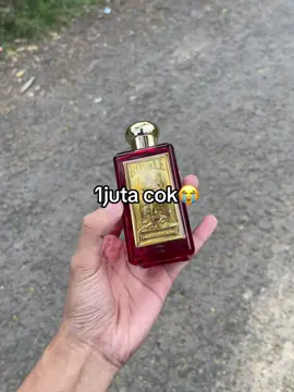 cobain sendiri deh wanginya nempel banget di baju#parfumrecomended #parfumviral #parfumviraltiktok #parfumtahanlama #extraitdeparfum 