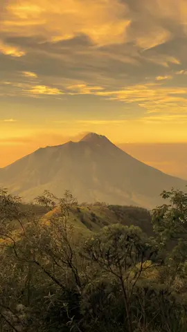 Maha Besar Allah🤲🏼 #pendaki #gunung #merbabu #murottalquran #sunrise #merapi 
