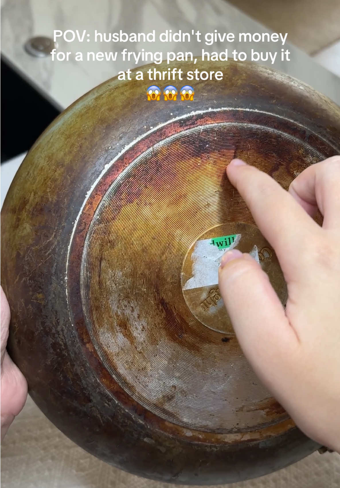 I wonder who owned this frying pan before me?#asmrcleaning #thriftstore #CleanTok 