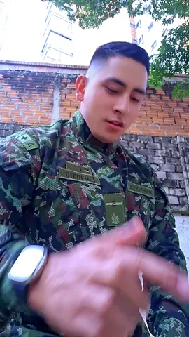 🤫 Yo si soy #celoso 😁 . @Ciro Quiñonez @Luis Alfonso  #ejercitonacionaldecolombia #soldado #ejercitonacional #militar #fyp #viral #embustero #paratiiiiiiiiiiiiiiiiiiiiiiiiiiiiiii 