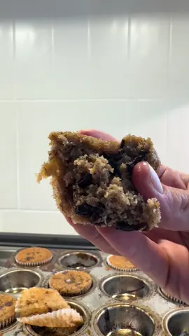 here’s your recipe!!! Ingredients: * 1 ripe banana, mashed (about 120g) * ¼ cup avocado oil (or melted coconut oil) * ¼ cup maple syrup * 1 egg (or flax egg) * 1 tsp vanilla extract * ½ cup sorghum flour * 2 tbsp tapioca starch * ½ tsp baking soda * ¼ tsp sea salt * Optional: chocolate chips (I use @guittard), chopped walnuts, or cinnamon Instructions: 1. Preheat oven to 350°F (175°C). Line or grease a muffin tin (makes 5–6 muffins). 2. Whisk mashed banana, oil, maple syrup, egg, and vanilla until smooth. 3. Stir in sorghum flour, tapioca starch, baking soda, and salt. 4. Fold in any add-ins, if using. 5. Divide into muffin cups and bake 16–18 minutes, until a toothpick comes out clean. 6. Let cool before removing from the pan. #glutenfree #dairyfree #baking #muffinrecipe #glutenfreemuffins #refinedsugarfree #glutenfreebaking #antiinflammatory #antiinflammatorydiet #momof3 #sahm #motherhood 