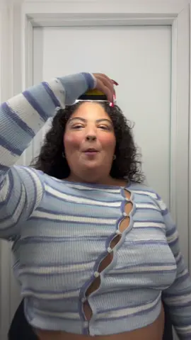 A luz descolou na hora q eu comecei #plussizetiktok #cleangirl #curlyhair #curlygirl 