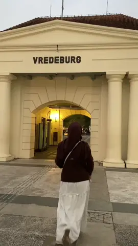 Sekarang tiket Museum Benteng Vredeburg bisa di pesan lewat tiktok loh, jadi ngga perlu antri buat beli tiketnya. #traveling #museum #bentengvredeburg #jogja #fyp 