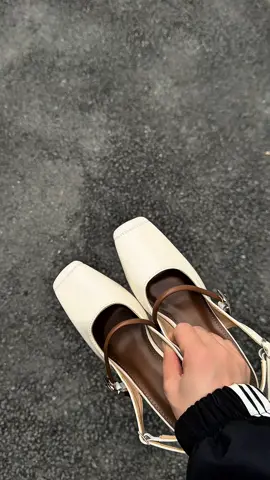 Giày sandal cao gót mũi vuông  #giaycaogot #giaycaogotnu #giaycaogotdep #giaynu #giayditiec #giaynuthoitrang #xuhuong 