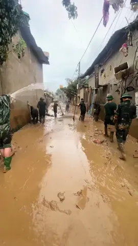 Màu áo lính trong những ngày sau cơn bão số 3 tại xã Tương Dương