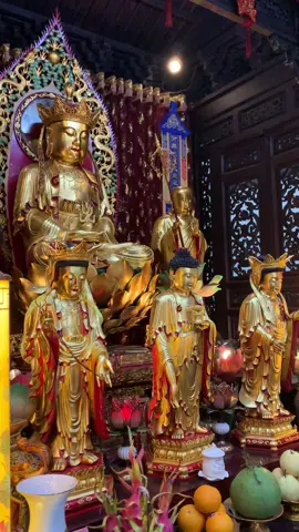 Bồ Tát Địa Tạng dạy chúng ta về lòng từ bi, sự kiên trì trong tu tập và tầm quan trọng của việc cứu độ chúng sinh, đặc biệt là những người đang chịu khổ đau. Ngài là vị Bồ Tát nổi tiếng với lời nguyện cứu độ chúng sinh trong sáu cõi luân hồi, đặc biệt là những người ở địa ngục🙏🏼🙏🏼🙏🏼#địatangvuongbotat 