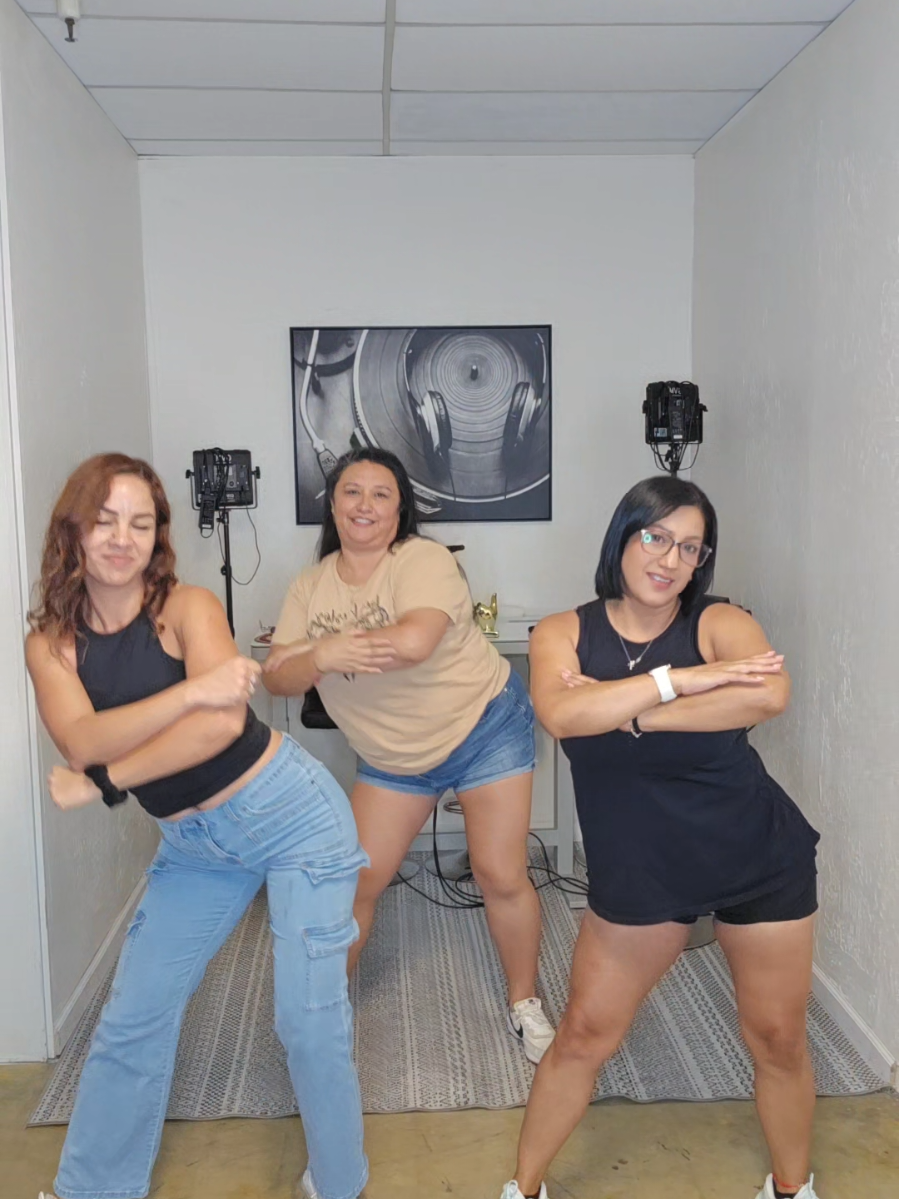 No puede faltar nuestro #tiktok #dance #thursday #vibes #podcast🎤🎶