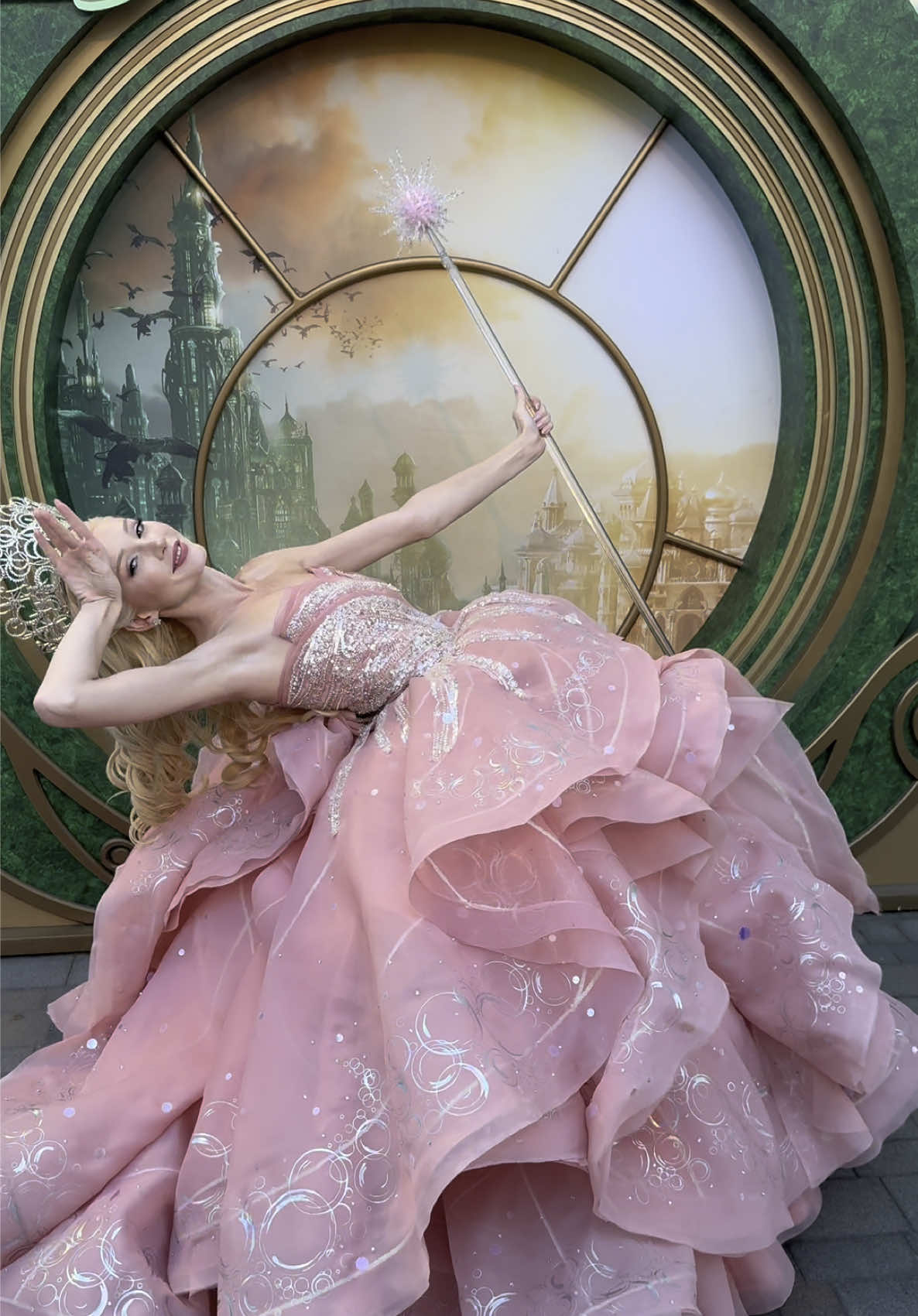 Glinda doing her twirl!! 💖👸🏼 #UniversalStudiosHollywood #Glinda #Wicked #FY #FYP 