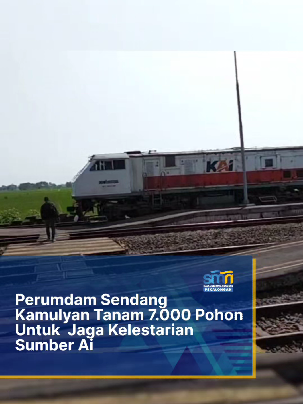 BATANG-Kabar gembira bagi masyarakat Batang, mulai bulan Agustus ini KA Argo Muria akan singgah di Stasiun Batang. Baik yang berangkat dari Stasiun Tawang Semarang Bank Jateng menuju Stasiun GambirJakarta maupun dari Stasiun Gambir ke Semarang Stasiun Tawang.Dambaa masyarakat Batang adanya kereta ekskutif berhenti di Stasiun Batang itu sudah ditungggu bertahun-tahun. Karena satu-satunya kereta jurusan Jakarta yang singah di Stasiun Batang hanya KA Menoreh rute Semarang Tawang Bank Jateng tujuan akhir Stasiun Pasar Senen. Kereta yang membawa rangkaian gerbong ekonomi dan eksekutif tiba di  Stasiun Batang 07.37 berangkat 07.39 dan sampai di Stasiun Pasar Senen 12.31.  Sedangkan satu-satunya kereta dari Jakarta yang singgah di Stasiun Batang hanya KA Tawang Jaya Premium berangkat dari Stasiun Pasar Senen 23.50 sampai di Stasiun Batang pukul 04.28. selanjutnya meneruskan tjuan akhir Stasiun Poncol Semarang. Itu yang membuat Bupati Batang M Faiz Kurniawan terus mendesak agar jawadwal keretaapi yang singtgah di Stasiun Batang ditambah. Itupun direspon cepat Kadaop 4 Semarang Daniel beserta jajaran meninjau Stasiun Batang. Rombongan diteterima Bupati M Faiz Kurniawan di Stasiun Batang. Selanjutnya menijau sekiatr lokasi dan memantau jadwal perjalanan kereta api. Hasilnya ada tiga, pertama KA Kaligung yang selama ini sianggah di Stasin Batang empat kereta akan diskon untuk jurusan Semarang-Batang dan sebalkinya sekitar 30 persen, jadi yang semula Rp 90 Ribu membayar antara Rp 50 Ribu-Rp 60 Ribu. Selanjutnya Stasiun Batang segera direnovasi. 