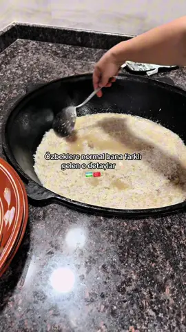 Özbeklere normal bana farklı gelen o detaylar> -Yemek masasında her zaman olan o meyve tabakları -Büyük kazanlarda pişen yemekler  -Büyük duvarları ve kapıları olan içerisinin görünmediği evler  -Namaz kılındıktan sonra namaz kılan kişiye selam verilmesi  -Akşam yemeğinden sonra siyah çay içilmemesi #taşkent #uzbekistan #fypp 