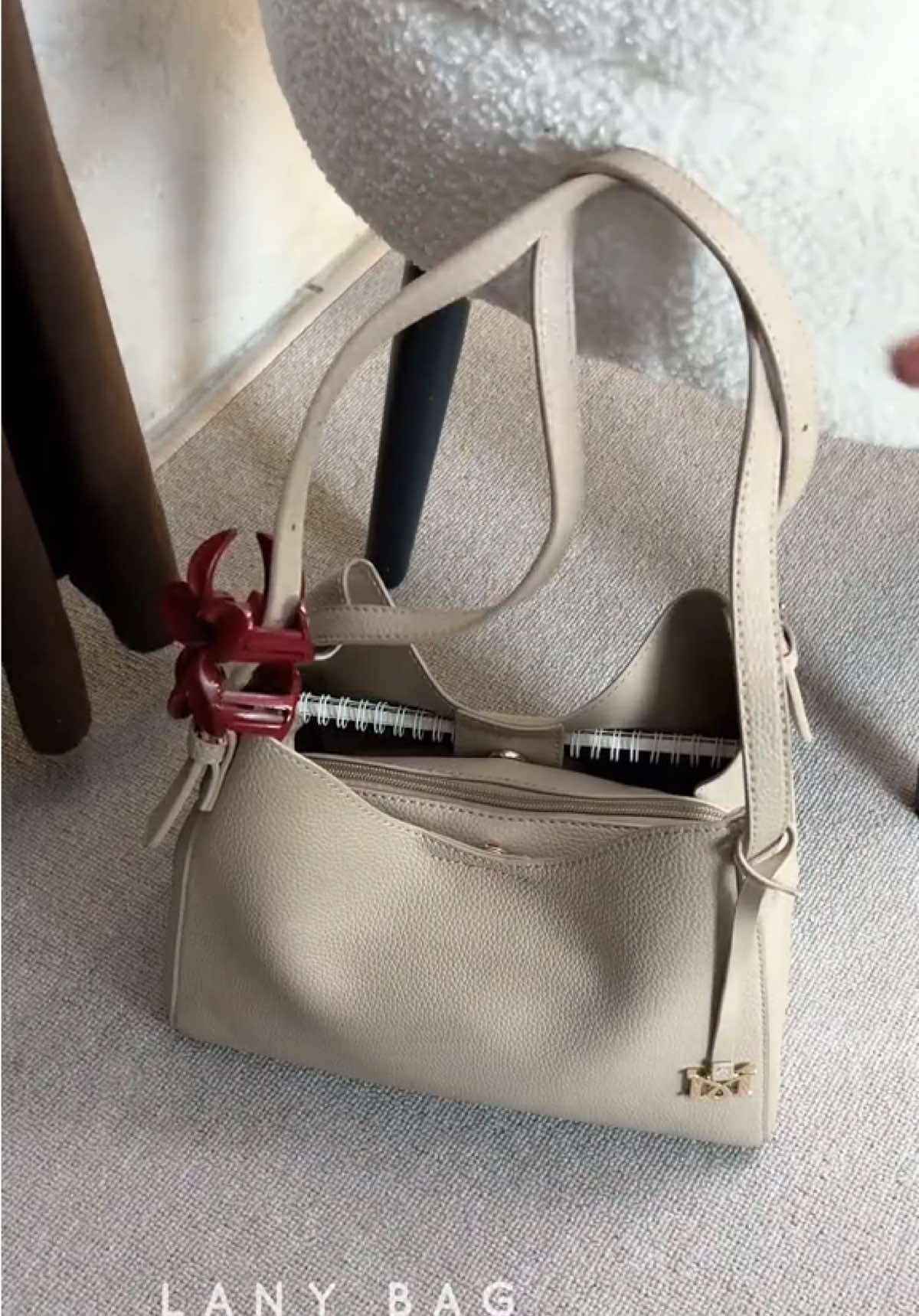 Suka banget sama totebag mossdoom yang satu ini, ukurannya ngga terlalu gede dan ngga terlalu kecil tapi kompartmennya banyak 💌 #totebag #lanybagmossdoom #mossdoom #taskerja 