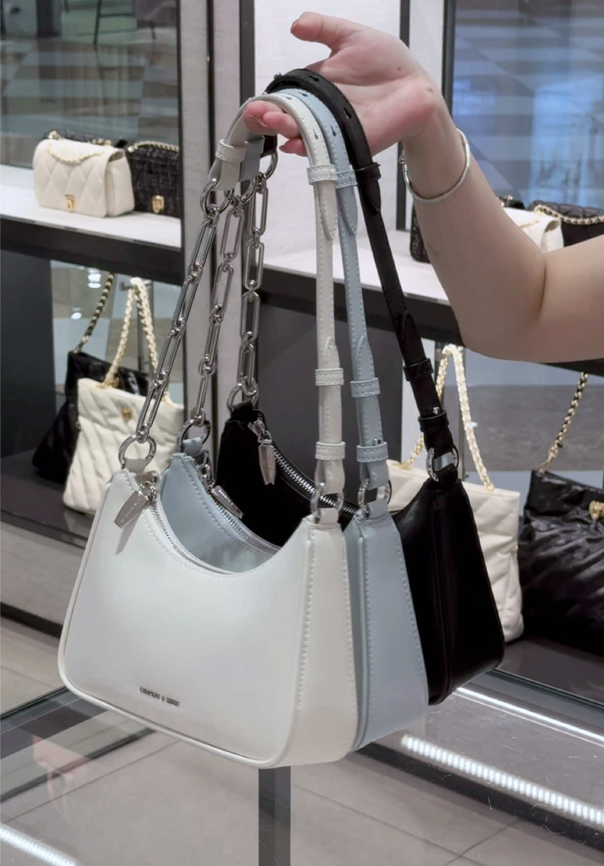 Restock chiếc túi đeo vai bestseller nhà CNK                                                       ✅ Màu sắc: trắng,xanh,đen #tuideovai #túi #viral #2025 #review #reviewsanpham #hothit #ilovetiktok #charleskeith #xuhuongcapcut #cnk #new #hottrend #xuhuong #xuhuongtiktokk #charlesandkeith #tui #capcut 