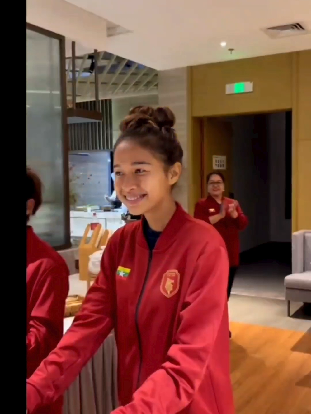 တရုတ်လေကျင့်ရေး ခရီးစဉ်မှာ မွေးနေ့နဲ့ တိုက်ဆိုင်ခဲ့တဲ့ မြန်မာအမျိုးသမီးလက်ရွေးစင် ကစားသမား နော်ထက်ထက်ဝေ မွေးနေ့ကို အသင်းတည်းခိုရာ Hostelမှာ ပြုလုပ်ခဲ့ပါတယ်။ ကိတ်မုန့်အကြီးကြီးကို Hostel တာဝန်ရှိသူတွေက ပြုလုပ်ပေးခဲ့တာပါ။ မွေးနေ့မှာ ကျန်းမာပျော်ရွှင်ပါစေ နော်ကြီး။ #fyp  #wnt #yangon #myanmartiktok🇲🇲🇲🇲 #tiktokmyanmar 