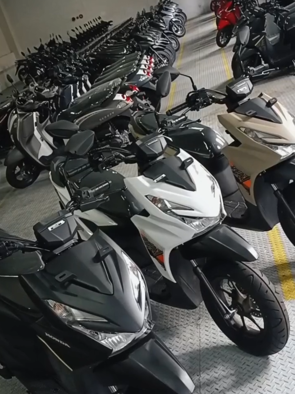 Sudah ready Beat Street warna putih PROMO KREDIT !!  ASTRA MOTOR WONOSOBO Melayani penjualan Sepeda Motor HONDA ✅ KREDIT DP RINGAN ✅CASH  ✅CASH TEMPO 6 BULAN ✅ SYARAT MUDAH (KTP + KK)  ✅ BISA PROSES DIRUMAH ✅ PROSES MUDAH ✅ GRATIS SERVIS 4X ✅ GRATIS OLI 5X ✅ DP MURAH & ANGSURAN RINGAN ✅ MELAYANI SEMUA WILAYAH WONOSOBO DAN SEKITARNYA  ✅PINJAMAN DANA TUNAI DENGAN JAMINAN BPKB SEGERA HUBUNGI:  ANDI KRIS  WA: 082242568285 Alamat Dealer: ASTRA MOTOR WONOSOBO  Jl. A yani 100a jaraksari singkir Wonosobo (Sebelah bundaran sapen lama singkir Wonosobo)  #hondabeat #beatstreet #beatstreetmodifikasi #beatstreetindonesia #beatstreetputih #promo #motorhonda #matichonda #dealerhonda #wonosobo #fyp 