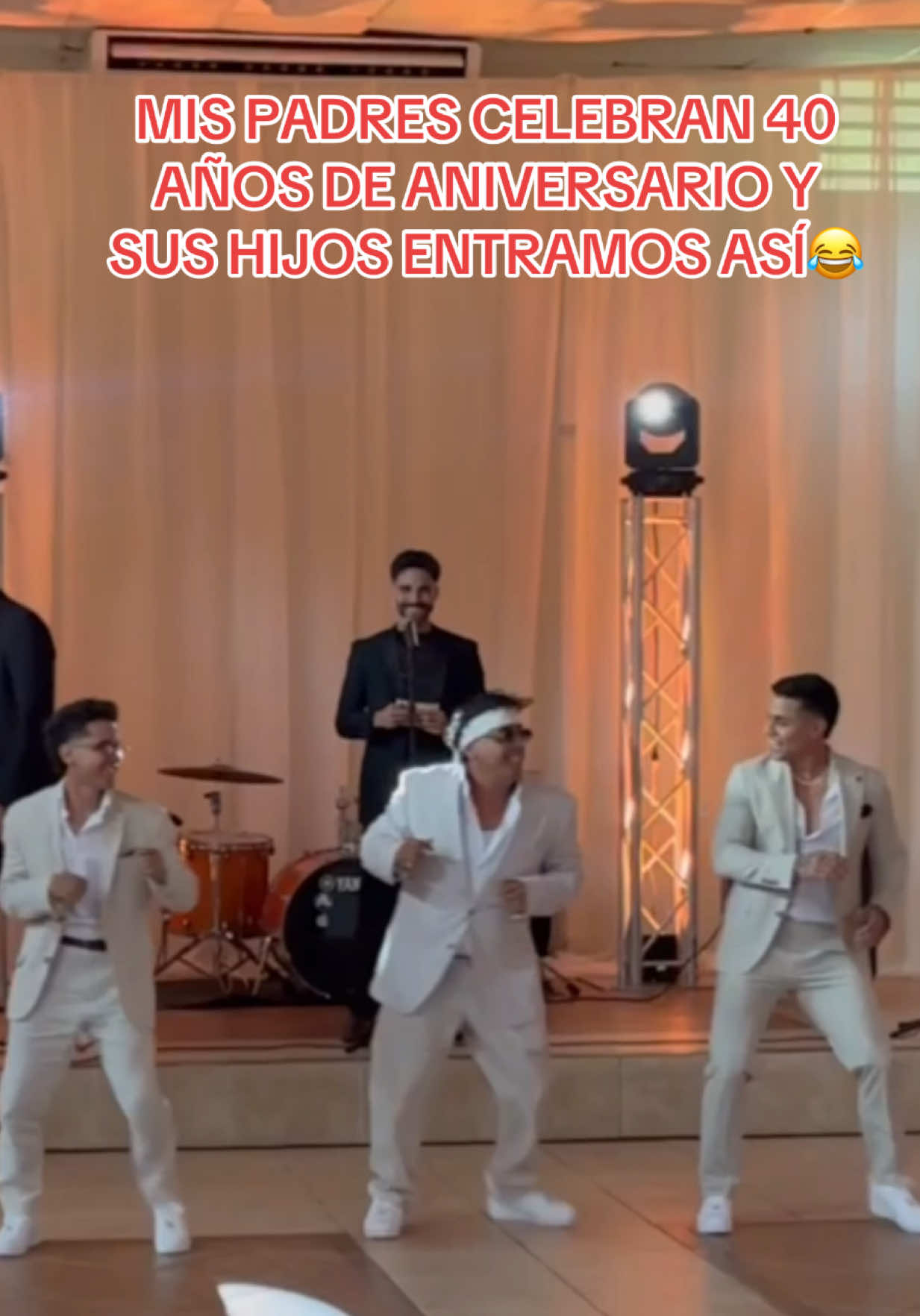Mis padres celebrando 40 años de casado y nosotros sus hijos teníamos que entrar como se debe. 😂