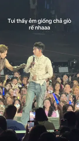 @HIEUTHUHAI Đội trưởng Trần giống cây chả giò rế nhaaaa 🤣🤣🤣  #atshconcert #atshvegas #atsh #atshvuontamquocte 