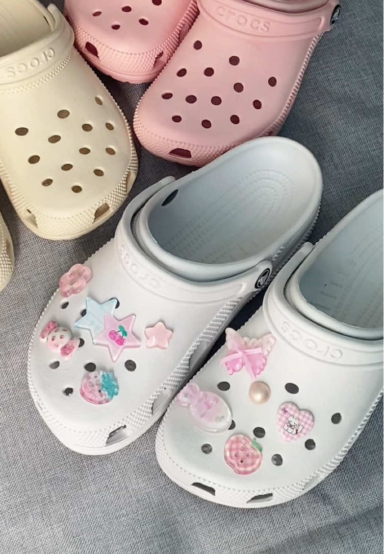 Em này đẹp bất chấp cam thường lun, ở ngoài còn xinh hơn í 😍 #sandal #dép #fashion #charm #crocs #pink 