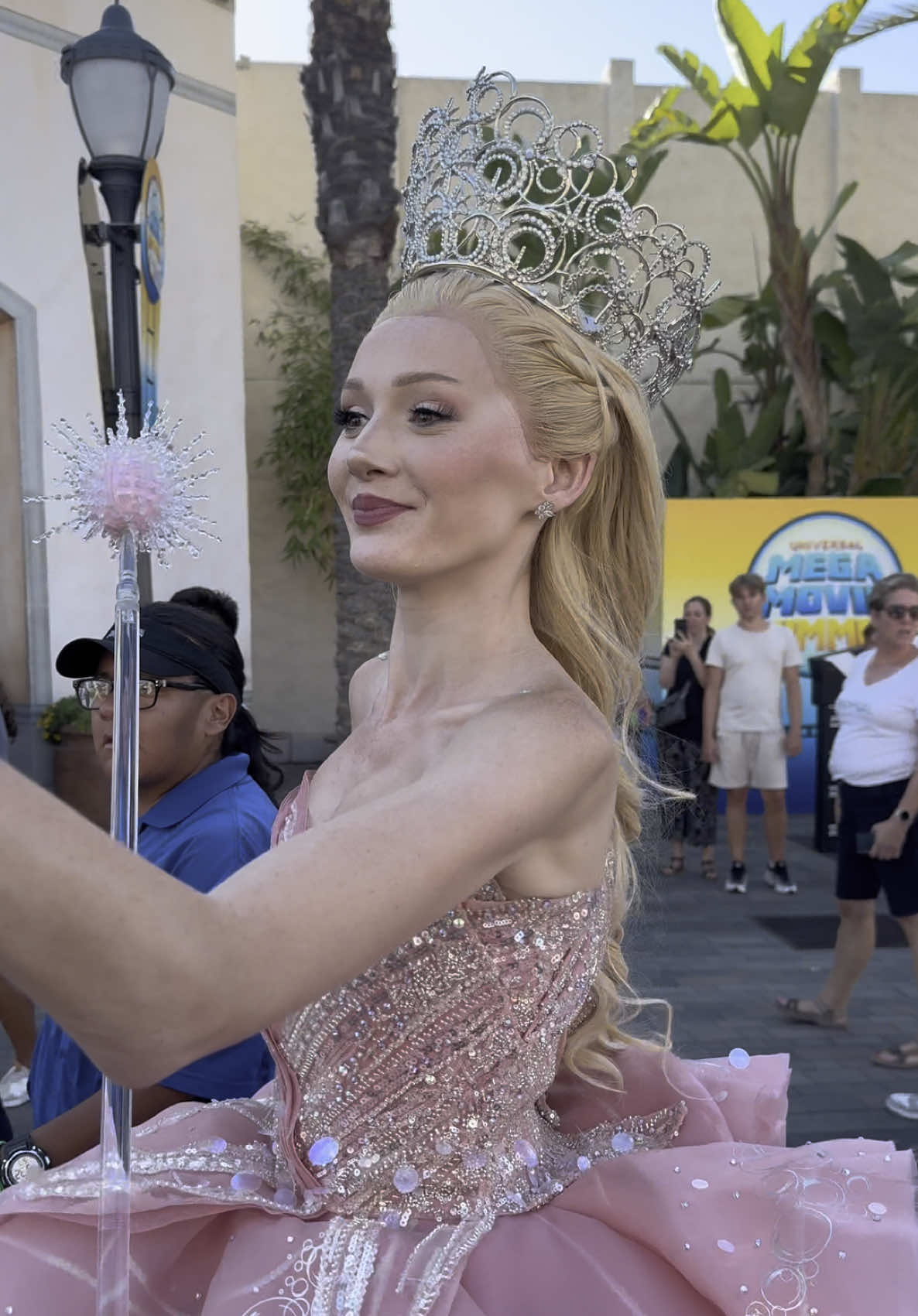 Here comes Glinda!! 💖💗👸🏼 #UniversalStudiosHollywood #Glinda #Wicked #FY #FYP 