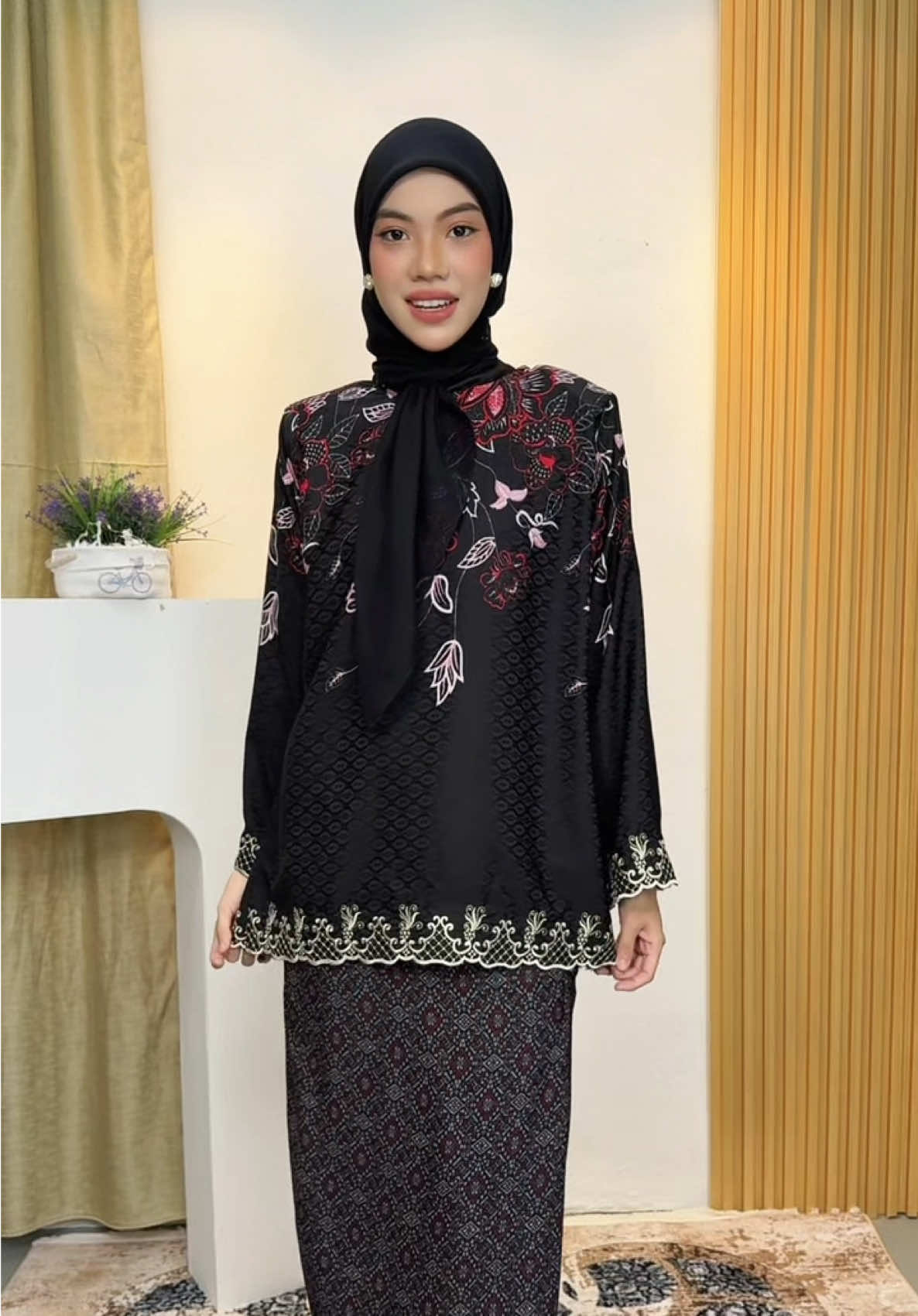 Kurung Arumi in black 🖤🫶🏻 #sheilashaari #sheilashaarishop #contentmarketing #contentideas #kurungviral #kurungmoden #kurungstyle #kurungplain #kurungsimple #kurungkedah #kurungselesapakai #hargamurah #fyp #fypシ #fyppppppppppppppppppppppp 