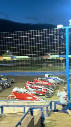 You can’t convince me that there’s anything better than a 4 wide salute! We started off our Indiana sprint week tonight in Terre Haute! 👊🏻 #usac 