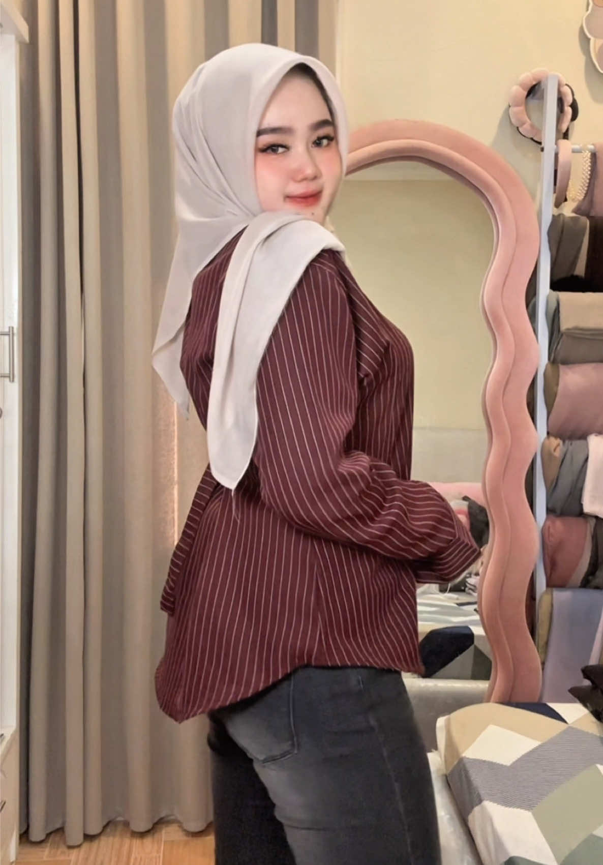 Warna maroon nya cantik bgt bikin cerah ke kulit🤍 #kemeja #kemejaslimfit #fyp 