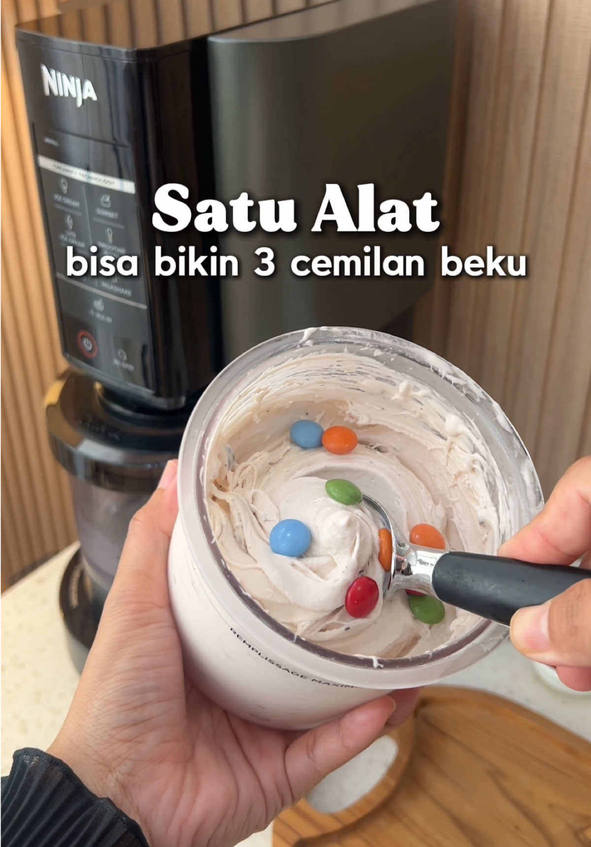 . . Bikin cemilan beku lagi, kali ini bikin 3 cemilan beku praktis banget dengan satu tombol aja. Aku bikin eskrim, sorbet dan milkshake. Ninja Creami @Ninja Kitchen punya 7 preset jadi kamu bisa berkreasi bikin cemilan beku sesuai selera. Oia Shark Ninja sekarang ada di Supermal Karawaci Tangerang lho! buruan mampir yach ke Pop Up Store barunya di Ground Floor, East Corridor! #Ninjacreami #Sharkninja #Ninjakitchen