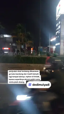 tolong pak dedi mulyadi diberantas penjualan bebas obat terlarang seperti psikotropika. dibandung cimahi ada banyak titik saya bisa kasih tau tempatnya. ini salah satu upaya melindungi penerus bangsa. dan banyak juga tukang jualan minhman keras berkedok warung dan ada oknum polisi minta jatah doang. terus kalo ada razia, si penjual diberitahu terlebih dahulu, jadi mereka ga kena razia karena udah tutup duluan  oh iya saya udah dm kang dedi mulyadi juga di ig dedi mulyadi71 saya ingin indonesia lebih maju,terutama jabar bisa jadi contoh untuk provinsi lain dalam menangani masalah² seperti ini. tolong dengan sangat mohon ditindak lanjuti kang hatur nuhun. mugia sing jadi gubernur amanah,sehat selalu,lancar rejekina,sareng tiasa umroh sareng kang dedi abi jeung ema si bapa. nuhun kang sukses terus #dedimulyadi71 #dedimulyadi #dedimulyadiofficial #polri #poldajabar #polrescimahi #polresbandung #pemberantasannarkoba #jabaremas #jabarjawara 