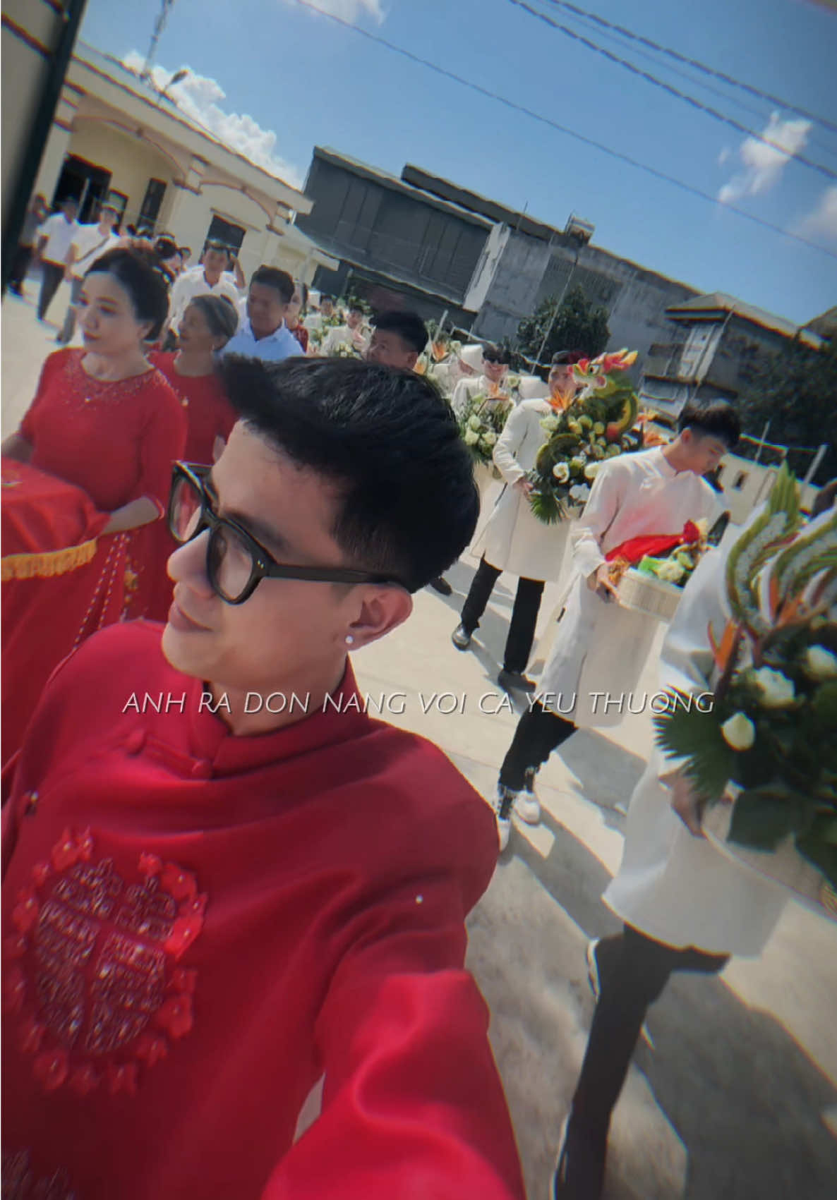 Anh ra đón nàng với cả yêu thương… #nhandaily #mainhandaily 