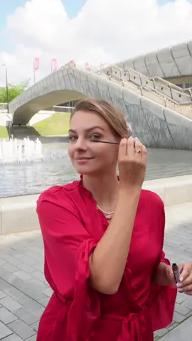 🎨 Malowanie w szlafroku w środku miasta? Czemu nie! 🧖‍♀️ Bo kiedy czuję się dobrze w swojej skórze – nie potrzebuję żadnych zasad. W tym odważnym i pełnym luzu momencie towarzyszy mi duet, który daje mi pewność siebie: Vichy Liftactiv Collagen Specialist – serum i krem pod oczy. ✨ Dzięki zawartości peptydów kolagenowych, skóra staje się widocznie gładsza i promienna. 👁️ A krem pod oczy pomaga zredukować zmarszczki i drobne linie, dodając spojrzeniu świeżości. To więcej niż pielęgnacja – to manifest kobiecej siły, autentyczności i odwagi. Bo kiedy Twoja skóra wygląda młodziej, Ty czujesz się… nie do zatrzymania. 💥 [reklama] #MEandmyCOLLAGEN #Vichy #skincare #facecare #antiaging @Vichy Laboratoires 