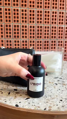 gimana ya, emang udah resiko parfum orang keren pasti ada aja siii yang mau punya🤔😎 #promoseruweekend #parfum #beauty #extraitdeparfum #cuddleandco #trending #viral #xyzbca #parfumtahanlama 