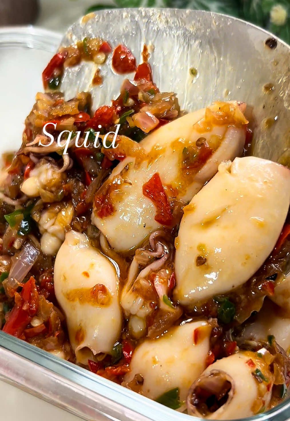 Cumi laut pedasnya mantul abis! Makan pakai nasi hangat, auto nambah terus! 🔥🍚  Cumi Laut Pedas by @dada.tastes Bahan : 300 gram cumi 1/2 sdt baking soda 1 sdm perasan jeruk nipis 1 cm jahe 3 lembar daun jeruk  Garam Kaldu bubuk Gula Kecap ikan Bahan halus: 8 buah cabe merah 6 butir bawang merah 1 cm terasi #asiancooking#masaksendiri#resepgampang#resepsimple  #tiktokfood#tiktokeat 