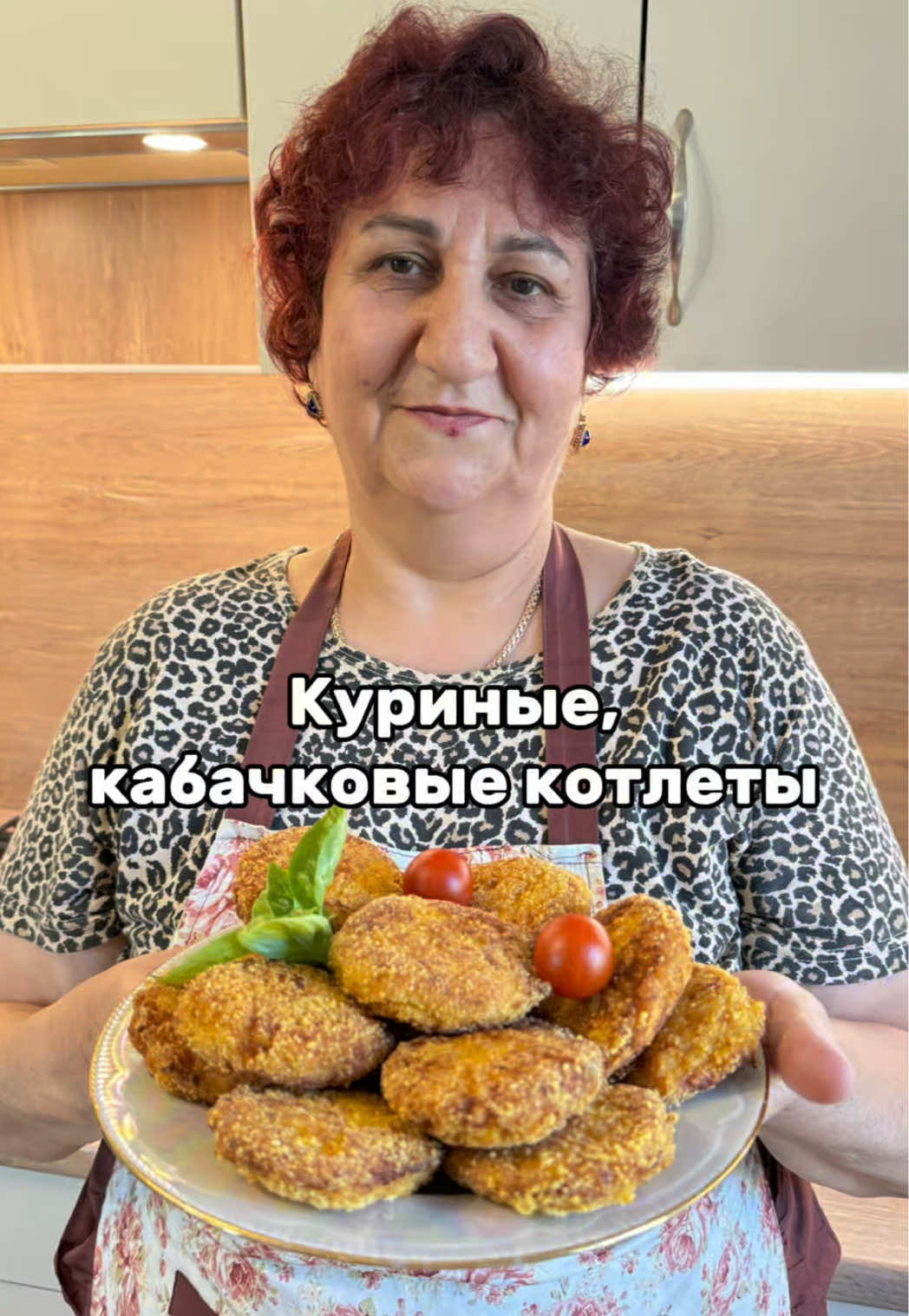 Как приготовить кабачковые котлеты.  400 гр  куриные фарша  1 не большой кабачок  1 морковь  1 лук 1 яйцо  2 стол лож кукурузный крахмал  Соль специи по вкусу 1 стакан панированные сухари  Раст масло для жарки