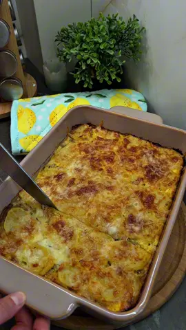 Cartofi cu carne la cuptor în sos alb👌🫶 🗒️Ingrediente: - 7 cartofi; - 500 g carne tocată de porc; - 100 g mozarella; - 1 lingură ulei de măsline; - condimente: sare, piper negru; boia de ardei dulce. ✅ Pentru sos: - 3 linguri de smântână ; - 3 căței de usturoi; - 2 ouă; - 50 ml apă; - sare. Mod de preparare: - tăiem cartofii felii subțiri, îi condimentăm și îi așezăm în tava de copt; - punem un strat de carne tocată, condimentăm apoi punem unul de cartofi; - adăugăm sosul și răzuim mozarella; - acoperim cu folie de aluminiu și coacem în cuptor la 200 grade timp de 30 minute apoi îndepărtăm folia de aluminiu si mai coacem încă 30 minute la 180 grade. #cartofi #cartofilacuptor #gustos #retetesimple #reteterapide #yumm #foodtiktok 