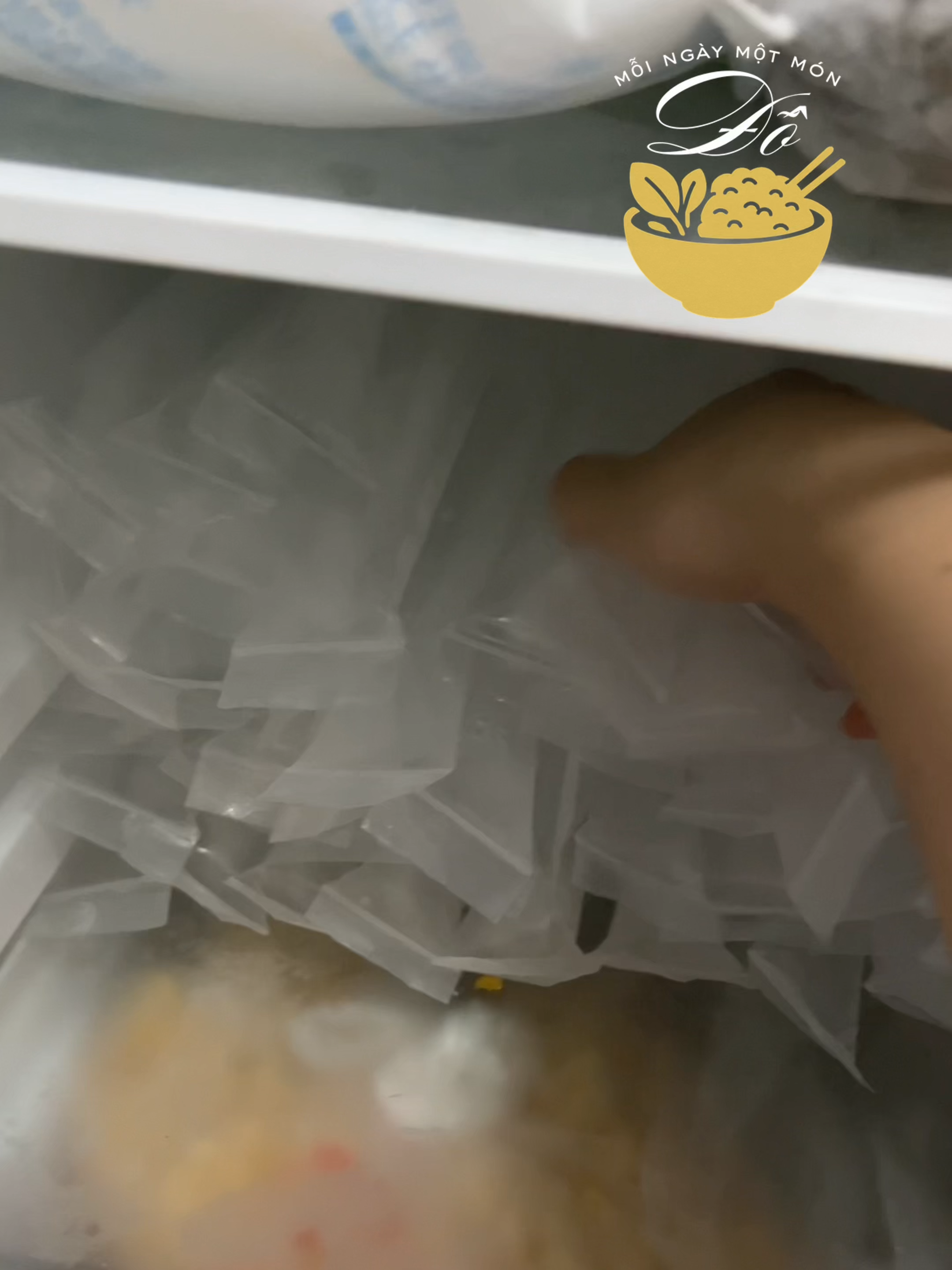 Túi làm kem que làm đá tiện lợi hơn hẳn khay đá! Là “bảo bối” cho tủ lạnh nhà mình trong những ngày hè nóng bức! #ĐỗMỗiNgàyMộtMón #TúiLàmĐáQue #TiệnLợiNhàBếp #MùaHèMátLành #GiaDụngThôngMinh